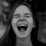 「感情を感じる」ことと「感情的になる」ことの違いとは？